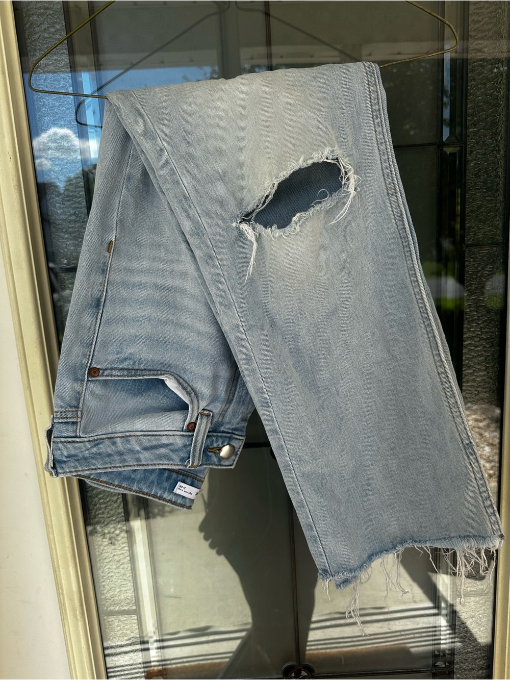 Elizabeth and James Light Wash high rise crop Distressed Jeans